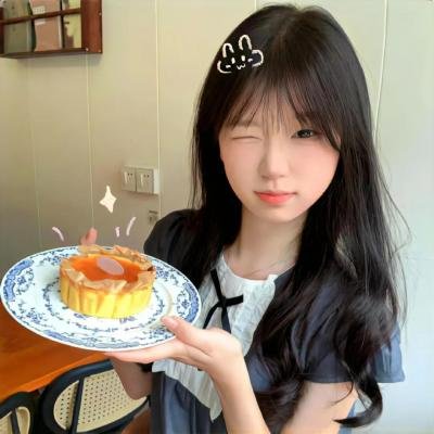 四月，她将到来。 海报